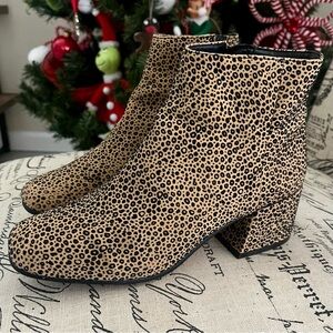 Sole Society Tashia cheetah velvet ankle booties Size 7 M